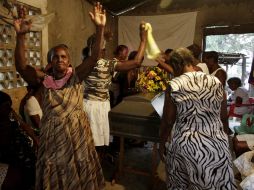 Los 'palenqueros' despiden a la mujer más anciana del pueblo al ritmo de sus tradiciones.  EFE  /