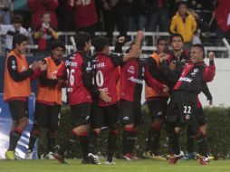Los jugadores del Atlas celebran al victoria ante los Gallos Blancos de Querétaro. S.NÚÑEZ  /