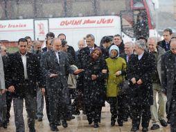 Ali Akbar Salehi, jefe de la Organización de Energía Atómica de Irán, camina con embajadores de países adscritos al órgano.REUTERS  /