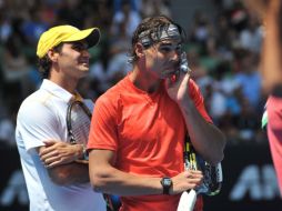 Roger Federer y Rafael Nadal en un juego de exhibición previo al Abierto de Australia. AFP  /