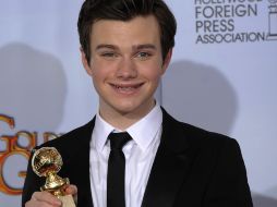 El actor presume su galardón a los medio de comunicación. AP  /