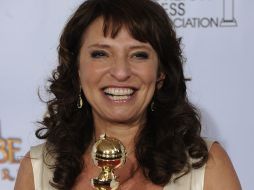 Susanne Bier, orgullosa muestra su galardón. AP  /