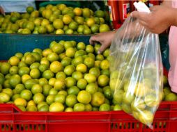 La reducción de viajes a Tierra Caliente, en Apatzingán, contribuye a que el limón se venda hasta en 50 pesos el kilo. ARCHIVO  /