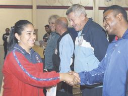 Una profesora de educación física recibe su diploma del Congreso de manos de los ponentes. M. FREYRÍA  /