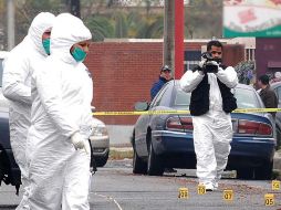 Peritos analizan la escena donde la semana pasada un policía fue agredido en Monterrey. NTX  /