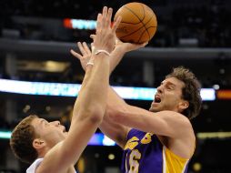 Blake Griffin (izq.), bloquea un tiro al español Pau Gasol. AP  /