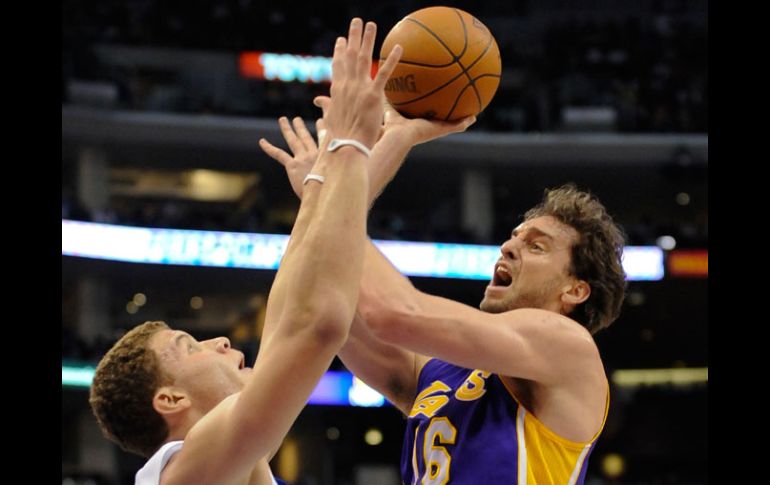 Blake Griffin (izq.), bloquea un tiro al español Pau Gasol. AP  /