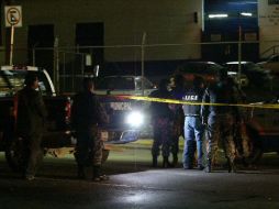 En el caso del bar, los fallecidos fueron levantados a las afueras del negocio por camilleros del Servicio Médico Forense. O. RUVALCABA  /