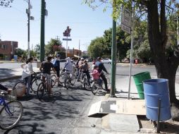 Los cartones (derecha) se retiraron cuando por fin llegaron las vallas metálicas. A. CAMACHO  /