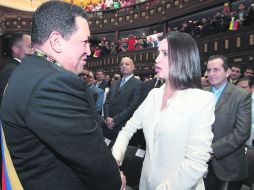 La opositora María Corina Machado saluda al presidente Hugo Chávez en la Asamblea Nacional. AFP  /