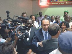 Jean-Claude Duvalier, alias “Baby Doc”, a su llegada al aeropuerto de Haití. Varios simpatizantes acudieron a recibirlo. EFE  /