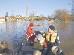 Servicios de rescate ayudan a residentes de Sand am Main a evacuar sus casas. EFE  /
