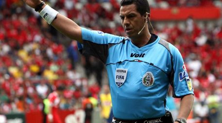 El árbitro mexicano Armando Archundia está dentro de los 10 mejores del 2010. MEXSPORT  /