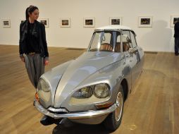 El clásico coche Citroën fue cortado en tres partes y las formas de una sola pieza de la retrospectiva de la obra de Orozco.REUTERS  /