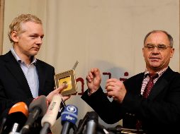 Julian Assange (izq), acompañado por el ex banquero suizo, Rudolf Elmer, en la entrega de datos en rueda de prensa. REUTERS  /