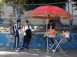 Aunque autoridades reglamentan la venta de artículos dentro de las escuelas, la comida chatarra está disponible afuera. A. CAMACHO  /