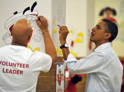 Barack Obama y su familia realizaron trabajo comunitario en una escuela para celebrar el día de Luther King. AP  /