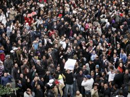una multitud de manifestantes congregados en los alrededores del ministerio del Interior. EFE  /