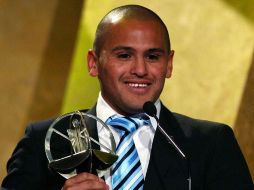 Humberto 'Chupete' Suazo al momento de recibir el reconocimiento como mejor delantero del Apertura 2010. MEXSPORT  /