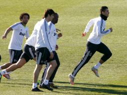 Cristiano Ronaldo (der.) y sus compañeros del Real Madrid, trotan durante la práctica. EFE  /
