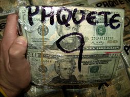 La PGR informó que el detenido llevaba 194 mil 532 dólares y que presuntamente son de procedencia ilícita. ESPECIAL  /