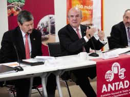 Vicente Yáñez Solloa, presidente de la ANTAD (centro). EL UNIVERSAL  /