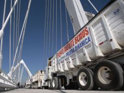 A la infraestructura le subieron como prueba, nueve vehículos con un peso de 360 toneladas. S. NÚÑEZ  /