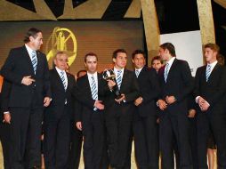 Jugadores, cuerpo técnico y directivos de Monterrey reciben  la distinción por ser el equipo campeón de Apertura 2010. MEXSPORT  /