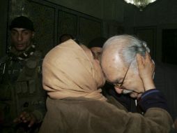 Una mujer besa al presidente interino de Túnez, Fued Mebaza, a su llegada a la oficina del primer ministro en la capital tunecina. EFE  /