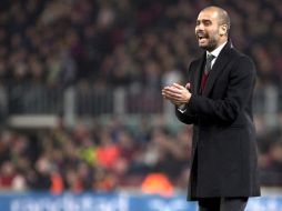 El técnico del Barcelona Josep Guardiola haciendo indicaciones a sus jugadores. EFE  /