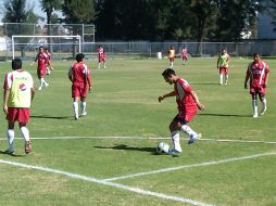 Los jugadores de las Chivas en una sesión de entrenamientos. R. VELÁZQUEZ  /