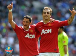 El jugador mexicano Javier Hernández festejando una anotación con Berbatov. MEXSPORT  /
