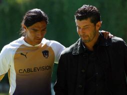 José Manuel de la Torre conversando con Palencia en el entrenamiento de Pumas. MEXSPORT  /