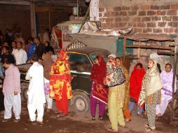 Residentes se reúnen afuera de sus viviendas en Karachi, tras el sismo. EFE  /