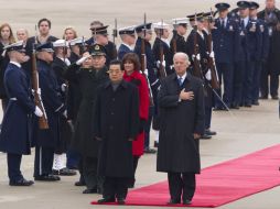 El presidente chino, Hu Jintao, acompañado del vicepresidente de EU, Joe Biden. AP  /