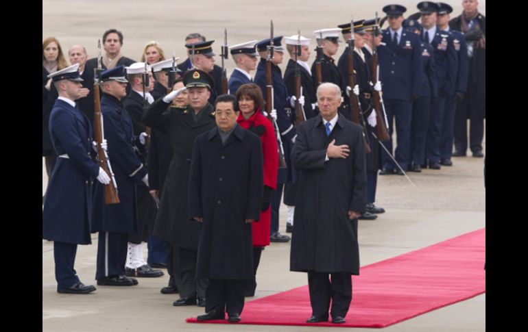 El presidente chino, Hu Jintao, acompañado del vicepresidente de EU, Joe Biden. AP  /