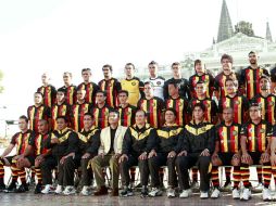 Cuerpo técnico y jugadores se toman la foto en la explanada de rectoría de la UdeG. E. PACHECO  /