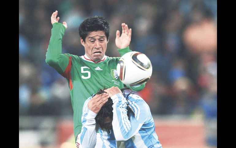 Osorio en una jugada con el argentino Carlos Tévez, en el Mundial de Sudáfrica 2010. GETTY IMAGES SPORT  /