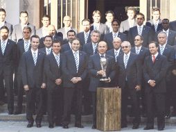 Felipe Calderón (al centro y adelante) sostiene el trofeo de campeón del futbol mexicano. NTX  /