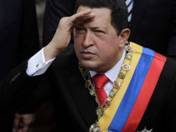 Hugo Chávez firmó una ley que dota de hogares a los damnificados por las lluvias en Venezuela. AP  /