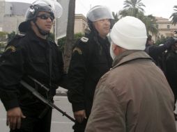 Un manifestante encara a un policía, durante las manifestaciones en la capital africana. EFE  /