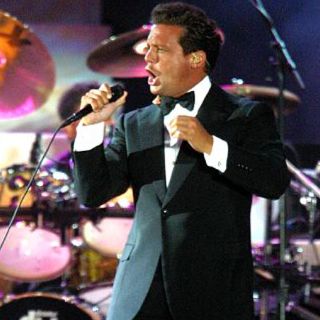 Luis Miguel permanece con problemas legales