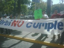 Vecinos se apostaron a las afueras del Congreso del Estado con una parcanta. O. GARCÍA  /