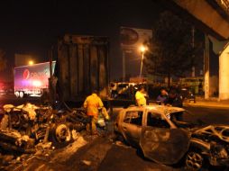 Los primeros minutos del domingo 16 en la madrugada fue bloqueada con carros incendiados la carretera Guadalajara-Chapala. EL UNIVERSAL  /