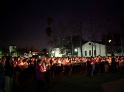 El día de ayer la gente se reunió con velas en honor a la legisladora Gabrielle Giffords y otras víctimas del tiroteo en Arizona. AP  /