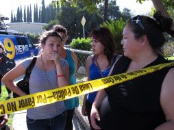 Vecinas de la preparatoria Gardena, luego del tiroteo del día de ayer que dejó heridos a dos alumnos, uno en la cabeza. EFE  /