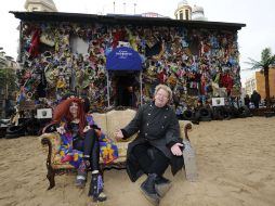 El artista Ha Schult (der.) y su musa Elke Koska posan frente al 'Beach Garbage Hotel'. AFP  /