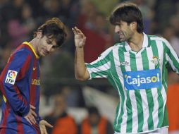 Messi (izq.) es consolado por le defensa del Betis Belenguer, luego de fallar una penal en el partido. EFE  /