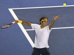 Roger Federer tuvo problemas ante el francés Gilles Simon en Melbourne. EFE  /