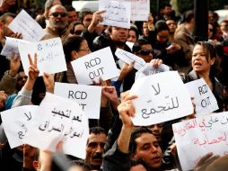 Tunecinos se manifiestan para exigir la retirada del ex gobierno provisorio. EFE  /